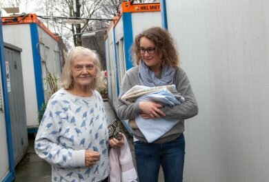 Bewohnerin und ehrenamtliche Helferin im Containerprojekt