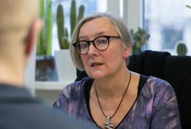 Beratungsgespräch in der ambulanten Wohnungslosenhilfe in Berlin-Wilmersdorf Gesprächssituation zwischen Petra Siegberg und einem Klienten.